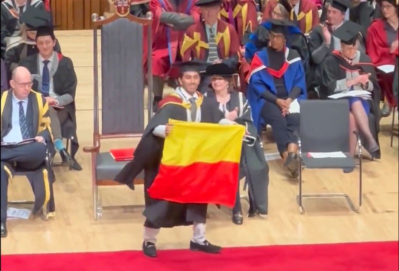 ಲಂಡನ್ ವಿ.ವಿ ಪದವಿ ಪ್ರದಾನ ಸಮಾರಂಭದಲ್ಲಿ ಹಾರಿತು ಕನ್ನಡದ ಬಾವುಟ Kannada flag